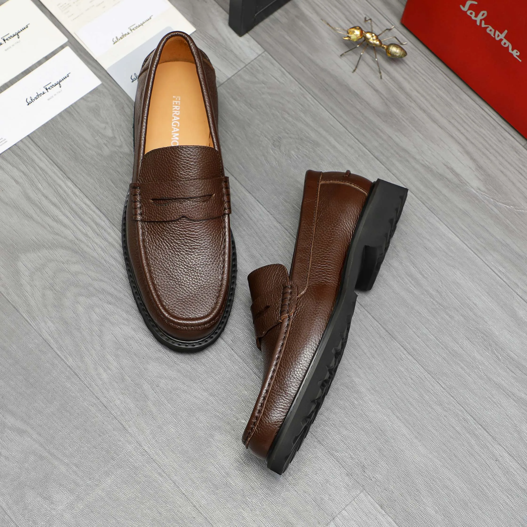 Men's shoes 💰442 Product trademark: Ferragamo "Ferragamo" business formal leather shoes Regular size: 38-46 (45.46 is custom-made and non-returnable) Product materials: Selected small pebbled cowhide upper, cowhide lining, non-slip rubber outsole